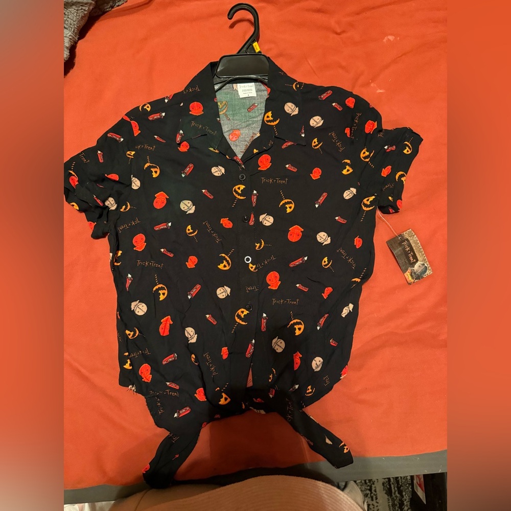 NWT Trick-or-Treat button down top